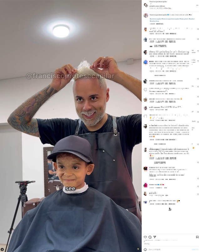 火傷で毛が生えなくなってしまった男児に人工毛のウィッグを無償で装着するブラジル、サンパウロ州在住のフランシスコさん（30）。自らもウィッグを使用している（『Francisco Oliveira| Protese Capilar　Instagram「O Julio Cesar está de volta」』より）