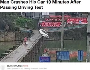 中国貴州省のある橋で2020年、車が川に転落する事故が発生。運転していた男性は10分前に運転免許証を取得したばかりだった（画像は『LADbible　2020年3月3日付「Man Crashes His Car 10 Minutes After Passing Driving Test」（Credit: AsiaWire）』のスクリーンショット）