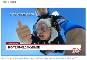 2022年5月、米フロリダ州でスカイダイビングに初挑戦した100歳女性。以前から「100歳になったらスカイダイビングをやる」と周囲に訴え続けていたそうだ（画像は『WPEC CBS 12　2022年5月3日付「WATCH: Local lady celebrates turning 100 by skydiving」（WPEC）』のスクリーンショット）