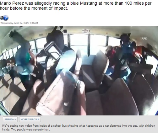 米ニューメキシコ州で2022年2月、フォード・マスタングに衝突され横転したスクールバス内部。バスには中学生23人が乗っており、カメラは生徒が宙に放り出される衝撃の様子を捉えていた（『ABC7 Chicago　「VIDEO: School bus with 23 students inside flips over when street racer causes crash」』より）