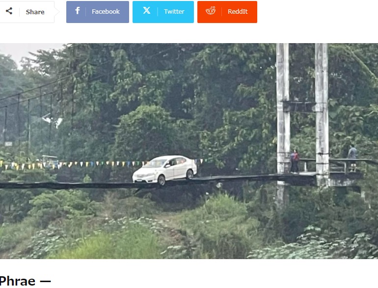 GPSに従い歩行者用の木製の吊り橋を走行したホンダ車。長さ約120メートルの吊り橋の端から15メートルほどのところで脱輪し動けなくなっていた（画像は『The Pattaya News　2024年1月29日付「Thai Woman Follows GPS and Ends Up Stranded on Small Bridge in Phrae」』のスクリーンショット）