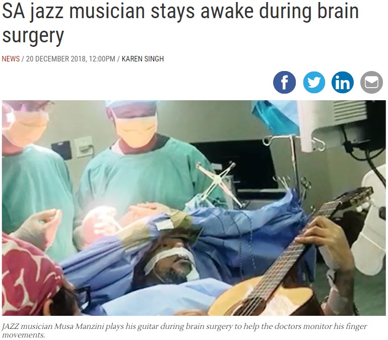 南アフリカの病院で2018年、覚醒下による開頭手術を受けたミュージシャン。手術中にギターを弾き続けた（『IOL　「SA jazz musician stays awake during brain surgery」』より）