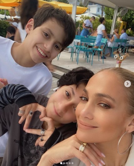 2021年、母の日に公開したマックスくん（左）とエメさん、ジェニファー・ロペス。双子の子ども達は今年、16歳の誕生日を迎えた（『Jennifer Lopez　Instagram「＃MothersDay with my mommy and coconuts!」』より）