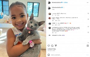 2022年1月、ロシアンブルーの猫をプレゼントされたトゥルーちゃん。猫をしっかりと抱き上げて、とても嬉しそうな表情をしている（『Khloé Kardashian　Instagram』より）