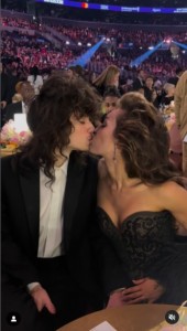 会場のテーブル席で並んで座るマイリーと恋人マックス・モランド。カメラの前で堂々とキスをする場面も（画像は『Recording Academy / GRAMMYs　2024年2月4日付Instagram「We’re feeling the love」』のスクリーンショット）