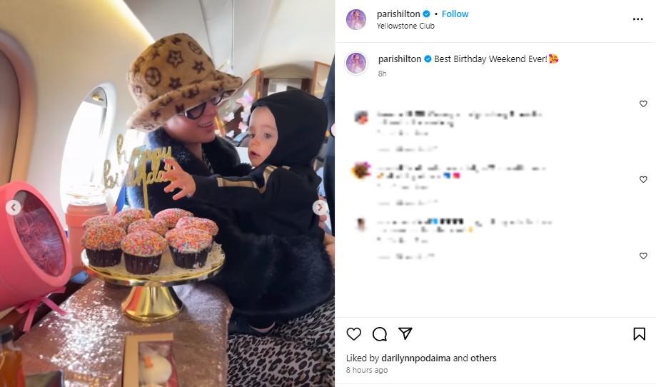 プライベート機内でフェニックス君を抱くパリス。カップケーキを前に「ママの誕生日なのよ」と話しかけていた（『Paris Hilton　Instagram「Best Birthday Weekend Ever!」』より）