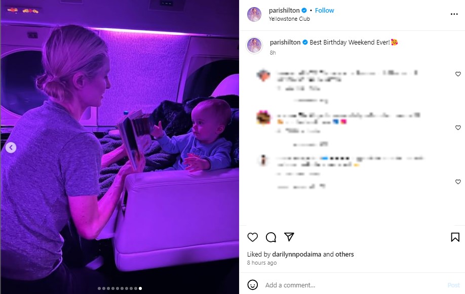 休暇先に向かう途中、機内で絵本を見るフェニックス君。興味深い表情で、片手で絵本に触れている（『Paris Hilton　Instagram「Best Birthday Weekend Ever!」』より）