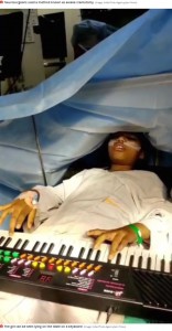 インドの病院で2020年、9歳女児が「覚醒下腫瘍摘出手術」を受けた。女児は手術中にシンセサイザーを演奏したり、ビデオゲームをしていた（『Mirror　「Girl, 9, undergoes brain surgery awake as she plays video games and piano for six hours」（Image: India Photo Agency/Jam Press）』より）