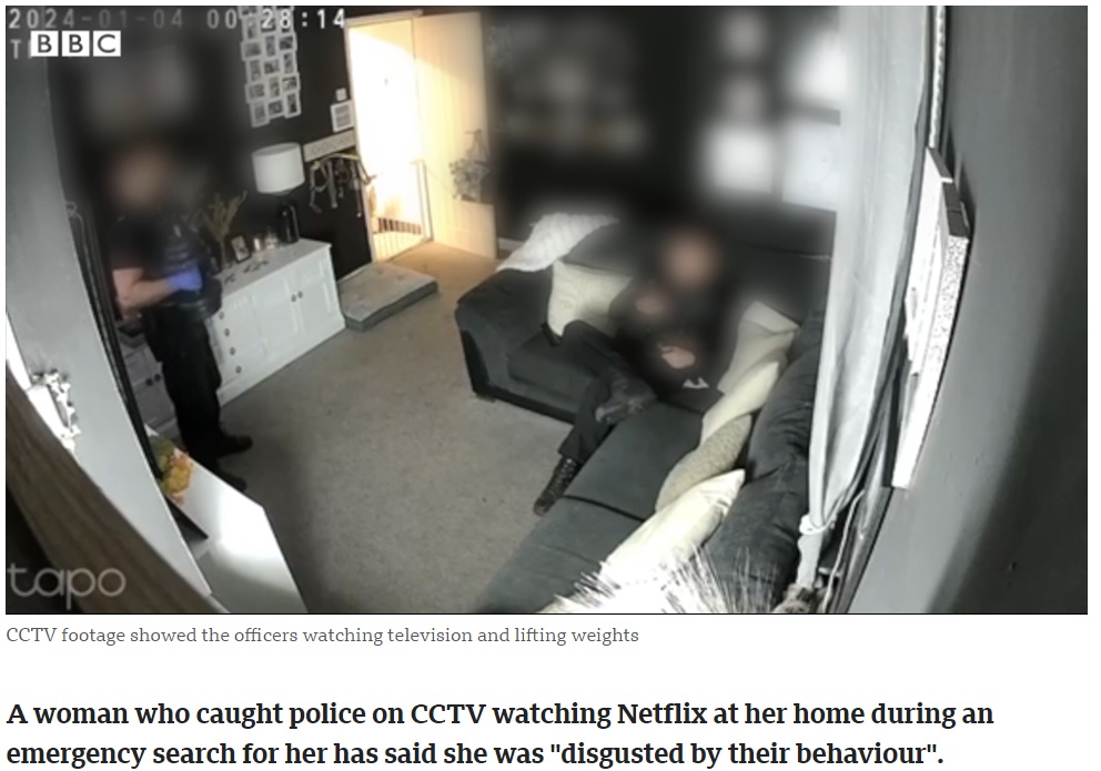 行方不明になった女性の自宅を訪れた警察官たち。女性が帰ってきた時のためにそこで待機することになったが、明らかにリラックスしていた（『BBC　「Wigan woman ‘disgusted’ by police caught watching Netflix at her home」』より）