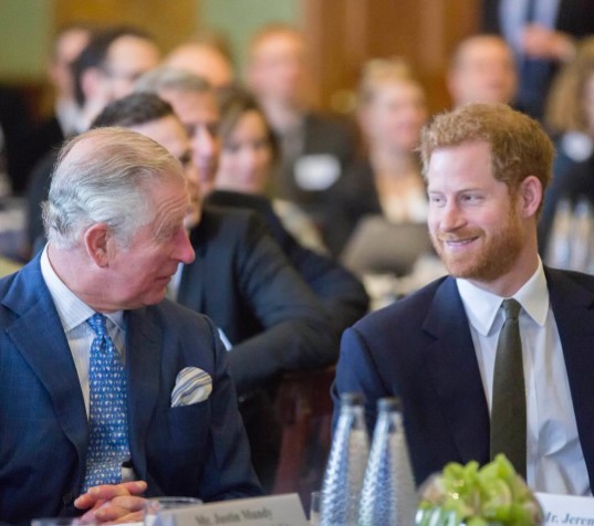 がんと診断された父チャールズ国王に会うため、米国を出発したヘンリー王子。王子が駆けつけることで、親子関係の修復が期待されている（画像は『Clarence House　2018年2月14日付Instagram「Today The Prince of Wales hosted a meeting in London to discuss how organisations can work to improve coral reef health.」』のスクリーンショット）