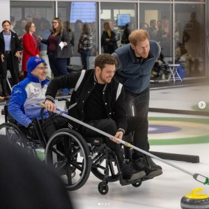 マイケルも車いすカーリングに挑戦した。ヘンリー王子は隣でアドバイスをしているようだ（『Invictus Games Foundation　Instagram「Thank you to our amazing hosts at Hillcrest Centre for introducing us to the wonderful world of curling.」』より）