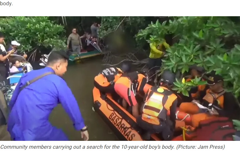 インドネシアのカリマンタン島（ボルネオ島）の川で10日、父親と船釣りにやって来てワニに襲われた男児を捜索する人々（『Need To Know　「Boy, 10, killed by crocodile while fishing at river after dad mistook it for tree stump」（Picture: Jam Press）』より）