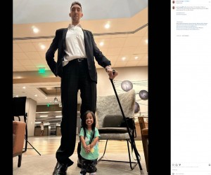 スルタンさんは身長251センチ。一方のジョティーさんは身長62.8センチで、スルタンさんの身長はジョティーさんの約4倍もある（『Jyoti Amge　Instagram「Sultan Kösen （born 10 December 1982） is a Turkish farmer who holds the Guinness World Record for tallest living Man at 251 cm （8 ft 2.82 in）」』より）