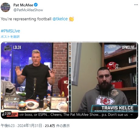 1月31日、トーク番組『The Pat McAfee Show』にゲスト出演したトラヴィス。テイラーと交際開始時期について初めて語った（画像は『Pat McAfee　2024年1月31日付X「You’re representing football ＠tkelce」』のスクリーンショット）