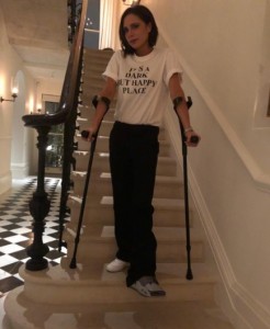 2018年、カナダでスキー中に足を負傷したヴィクトリア。左脚にメディカルブーツを履き、ストレス骨折を負ったことを明かしていた（『Victoria Beckham　Instagram「Thank you for all the lovely messages,」』より）