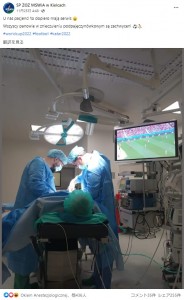 ポーランドにある病院で2022年、男性患者が「ワールドカップをどうしても見たい」と手術を受けながらテレビ観戦していた（『SP ZOZ MSWiA w Kielcach　Facebook「U nas pacjenci to dopiero mają serwis」』より）