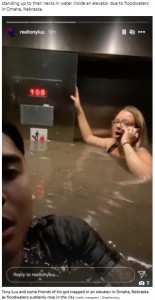 2021年8月、米ネブラスカ州にあるマンションのエレベーターで乗り込んだ人々が溺死寸前に。携帯電話で外部と連絡を取り、救出されていた（画像は『The Sun　2021年8月9日付「‘WE MIGHT DIE’ Omaha flash flooding - Terrifying moment floodwater rises to neck level in elevator as group is trapped inside」（Credit: Instagram / ＠realtonyluu）』のスクリーンショット）