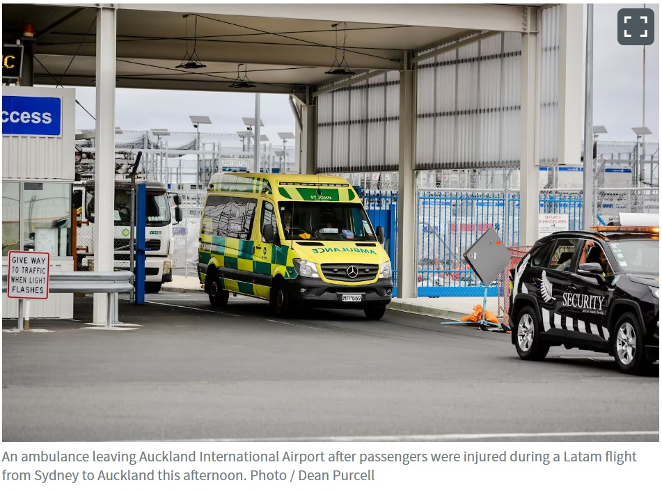連絡を受けてオークランドの空港に駆けつけた救急隊。負傷者約50人のうち12人が病院に搬送された（『NZ Herald　「Large emergency response at Auckland International Airport after ‘incident’ on flight from Sydney」（Photo / Dean Purcell）』より）
