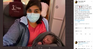 カタール航空の機内で2021年12月、女児が誕生。乗り合わせたカナダ人医師が立ち会っていた（『Aisha Khatib, MD　X「Is there a doctor on the plane?」』より）