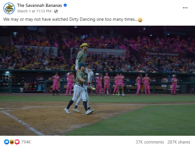 もう1人のキャプテンで今季7年目となる主砲のカイル・ルイグスは、カウボーイハットがトレードマークだ（『The Savannah Bananas　Facebook「We may or may not have watched Dirty Dancing one too many times...」』より）