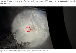 2023年にスイスで救難ヘリコプターが雪の中から突き出した1本の腕を捉えた。これにより雪崩で埋もれた男性を救出できたという（『LADbible　「Incredible moment rescuers spot missing hiker’s hand waving from under snow」（Featured Image Credit: SWNS/Mathieu Lambert）』より）