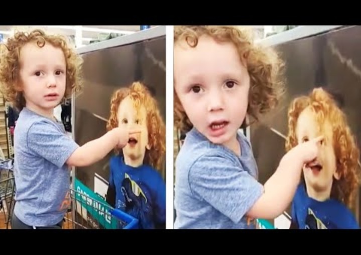 米ミズーリ州に住む2歳児が2021年、スーパーにあったポスターを見て大混乱。「この子は僕」と主張していた（『Inside Edition　YouTube「Little Boy Spots His Doppelganger on a Poster at Walmart」』より）
