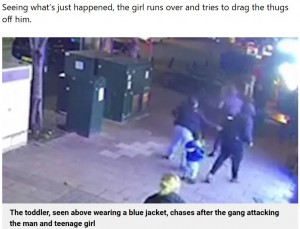 英ロンドンで今年1月、歩道を歩いていた男性が突然殴られ、3人の男に襲われた。一緒にいた子どもは親を助けようとしたのか、その乱闘に近づいていった（『Metro　「Toddler intervenes to try and stop muggers then chases after them」』より）