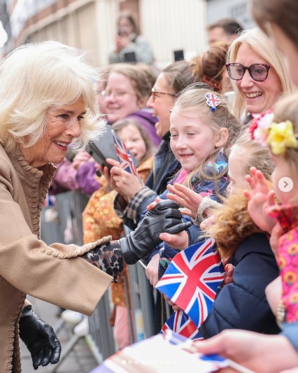 英シュルーズベリーを公式訪問したカミラ王妃。現地では王妃を一目見ようと、2000人以上が集まった（『The Royal Family　Instagram「What a wonderfully warm welcome to Shrewsbury!」』より）