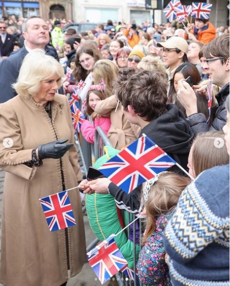 シュルーズベリーの人々と交流するカミラ王妃。がん治療中のチャールズ国王とキャサリン皇太子妃に代わり、献身的に公務をこなしている（『The Royal Family　Instagram「What a wonderfully warm welcome to Shrewsbury!」』より）
