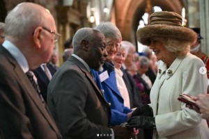 地域の高齢男性に特別な銀貨を贈呈するカミラ王妃。儀式は毎年、聖木曜日に開催される伝統的なイベントだ（『The Royal Family　Instagram「Today, The Queen presented Maundy Money to 75 men and 75 women in Worcester Cathedral in recognition of service to their local communities.」』より）