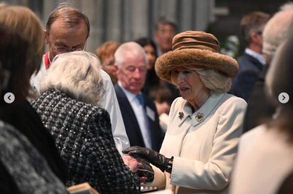 英ウスター大聖堂で「王室洗足式」に出席したカミラ王妃。チャールズ国王に代わり、モーンディ・マネーの儀式を行った（『The Royal Family　Instagram「Today, The Queen presented Maundy Money to 75 men and 75 women in Worcester Cathedral in recognition of service to their local communities.」』より）