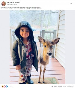 2021年1月、米バージニア州のリゾート施設を訪れていたある一家。外で遊び終えた4歳息子が、野生の小鹿と一緒に玄関先にいたという（『Stephanie Brown　Facebook「Dominic really went outside and brought a deer back...」』より）