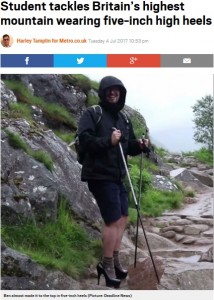 ロンドン出身の19歳男子学生が2017年6月、12.5cmのハイヒールで1300m級の登山にチャレンジした。LGBTを支援する慈善団体への寄付集めのために行ったという（『Metro　「Student tackles Britain’s highest mountain wearing five-inch high heels」（Picture: Deadline News）』より）