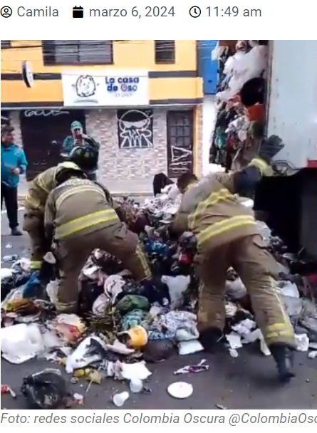 コロンビアの首都ボゴタで6日、ゴミ収集車の荷箱の中で圧縮される直前だった男性が地元の消防隊に救出された。写真は消防隊員が荷箱からこぼれ落ちたゴミをかき分ける様子（『Q’hubo Bogota　「Hombre casi muere aplastado por camión recolector de basura」（Foto: redes sociales Colombia Oscura ＠ColombiaOscura）』より）