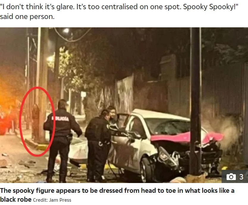 メキシコで今年1月、タクシーがバイクに突っ込んで電柱に衝突する事故が発生し、バイクに乗っていた男性が死亡した。事故現場の写真には異様な人影が写っていた（『The Sun　「ROADSIDE HAUNT Disturbing photos show ‘ghost’ lingering behind scene of fatal car crash as police investigate wreckage」（Credit: Jam Press）』より）
