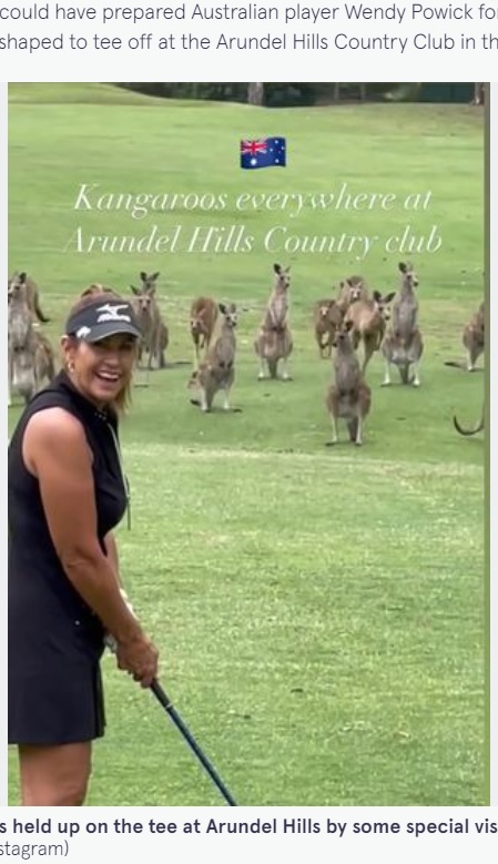 2021年10月、豪クイーンズランド州のゴルフ場でプレーするアマチュアゴルファー。ティーショットを打とうとすると、カンガルーがジャンプしながら近づき、しばらく立ち止まって凝視していたという（『The Mirror　「Gang of kangaroos invade course as golfer Wendy Powick tries to tee off」（Image: wendywoo.golf /Instagram）』より）