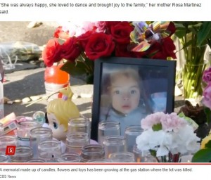 来月29日が3歳の誕生日で、誕生日会が予定されていたというアイラーニちゃん。事故現場には追悼のメモリアルが設置され、キャンドルや花などが飾られている（『New York Post　「2-year-old girl killed by truck after toddler left unattended inside climbed behind the wheel: cops」（CBS News）』より）