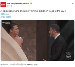 「ストリーキングの役はやりたくない」と言い出したジョン。ジミーは何とかジョンがステージに出るよう言い聞かせている（『The Hollywood Reporter　X「A naked John Cena and Jimmy Kimmel bicker on stage at the 2024」』より）