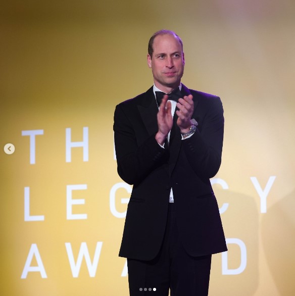「ダイアナ・レガシー・アワード」授賞式のステージに立つウィリアム皇太子（『The Diana Award　Instagram「THE LEGACY AWARD_」』より）