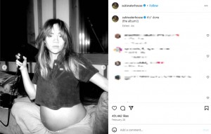 2月28日、妊娠中のお腹を披露したスキ・ウォーターハウス。この日以降にロバートとの第1子を出産したとみられる（『Suki Waterhouse　Instagram「it’s* done」』より）