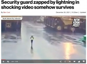 インドネシアで2021年12月、傘をさして歩いていた男性に雷が直撃する瞬間をカメラが捉えた。男性はその場に倒れ込んだが、奇跡的に一命を取り留めることができたという（『New York Post　「Security guard zapped by lightning in shocking video somehow survives」』より）