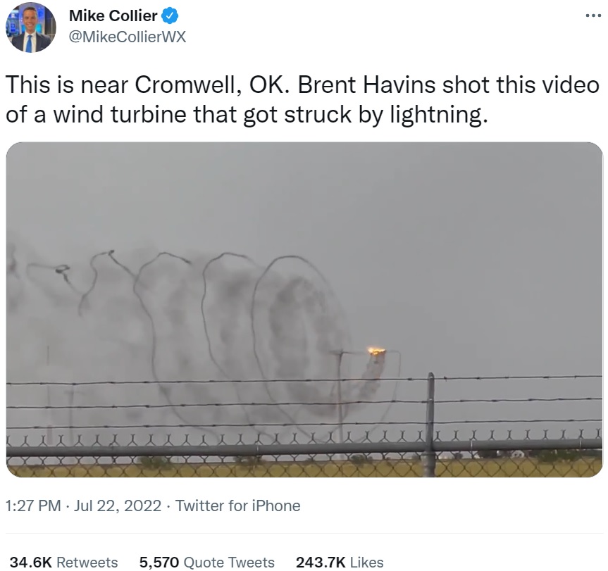 米テキサス州にある集合型風力発電所で2022年7月、複数ある風力発電機の1基に雷が落ちた。被害を受けた風力発電機は炎と煙を上げながらも回転を続けていた（『Mike Collier　X「This is near Cromwell, OK.」』より）