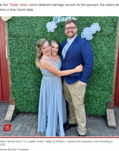 2021年11月13日、看護師で米陸軍の退役軍人ジョシュ・ボウリングさんと結婚したアビーさん（向かって左）（『New York Post　「Conjoined twin Abby Hensel, of TLC’s ‘Abby ＆ Brittany,’ is now married to an Army veteran」（Joshua Bowling / Facebook）』より）