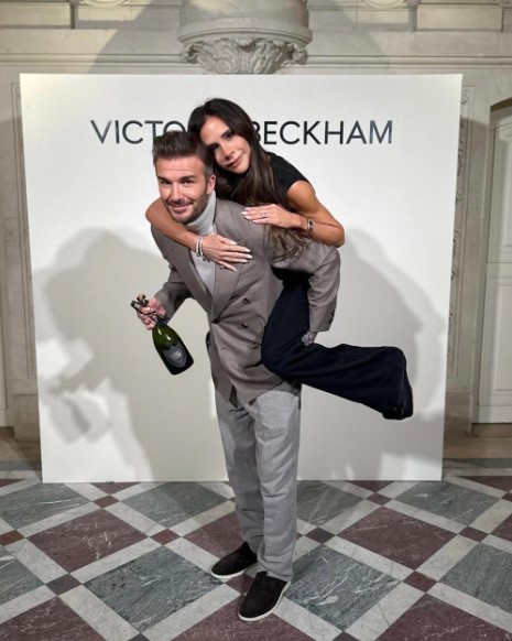 「パリコレ」のショーの会場でヴィクトリアをおんぶするデヴィッド。ヴィクトリアは2月にジムで転倒し、足を骨折した（『Victoria Beckham　Instagram「Always supporting me」』より）