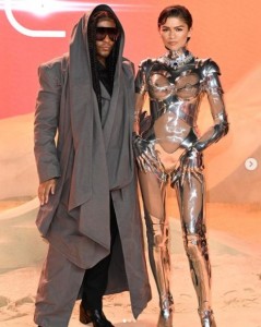 2月に開催された映画『デューン 砂の惑星PART2』のロンドン・プレミア上映会で。レッドカーペットではロー・ローチ氏とロボット風の衣装を着たゼンデイヤが並んで登場した（『Law Roach　Instagram「HER…..US…..」』より）