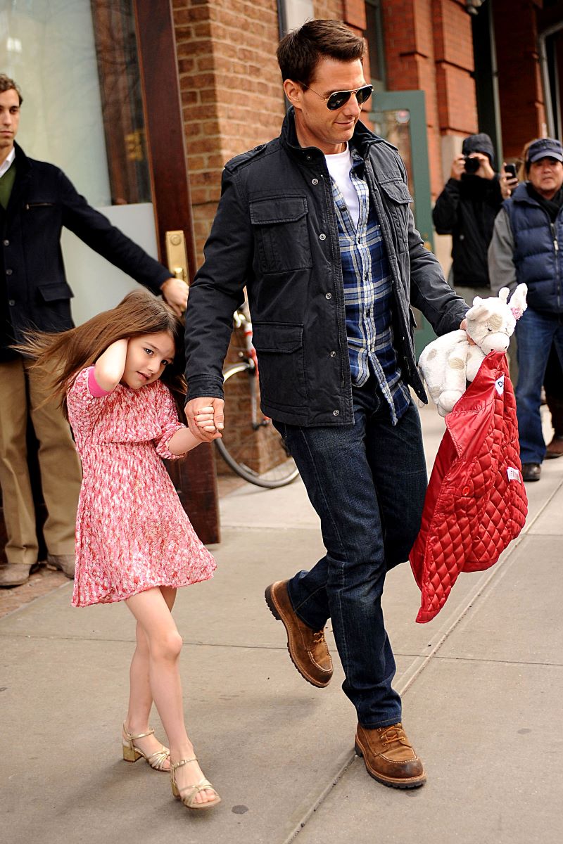 2011年12月、当時5歳だった娘スリさんと歩くトム・クルーズ。父娘は2012年夏から会っていないと囁かれている