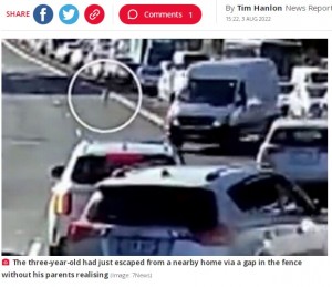 豪ニューサウスウェールズ州の交通量の激しい交差点付近で2022年8月、道路を横断する3歳児が目撃された。幸いにも幼児は付近にいた男性に保護されていた（『The Daily Star　「Sickening scenes as toddler, 3, caught on dashcam footage running down busy motorway」（Image: 7News）』より）