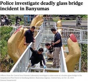 2023年10月にインドネシアの人気観光スポットであるガラスの橋の床が崩落し、女性観光客が死亡した。この橋は以前から安全基準について懸念の声があがっていた（『The Jakarta Post　「Police investigate deadly glass bridge incident in Banyumas」（Antara/Sumarwoto）』より）