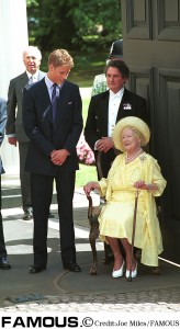 1999年8月4日、クイーンマザーの99歳誕生日をお祝いするために駆けつけたウィリアム王子（当時17歳）