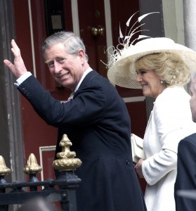 2005年4月9日、英ウィンザーのギルドホールに到着したチャールズ皇太子とカミラ夫人（ともに当時）